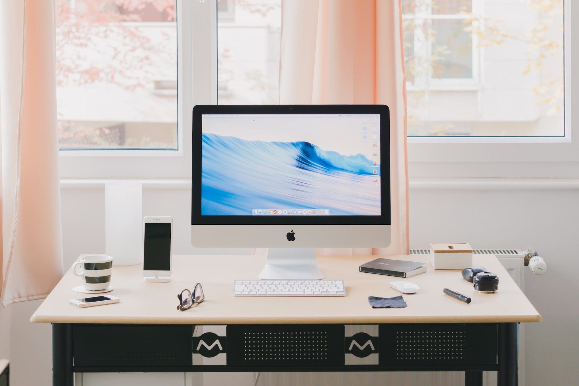 imac on top of table
